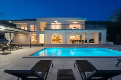 Bazen u objektu Villa Carmen with 5 en-suite bedrooms, 48 sqm pool, 8km from sea ili u blizini