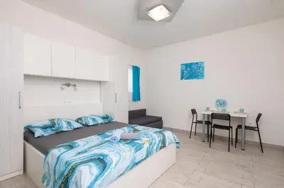 Krevet ili kreveti u jedinici u objektu Melody Suites - 2 Apartments Rented Together as 1 Unit - Private Heated Pool
