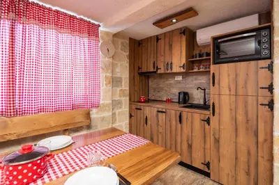 Kuhinja ili čajna kuhinja u objektu Melody Suites - 2 Apartments Rented Together as 1 Unit - Private Heated Pool