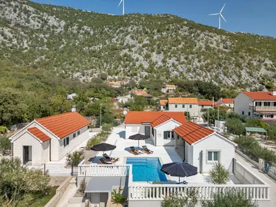 Pogled na planine ili pogled na planine iz vila