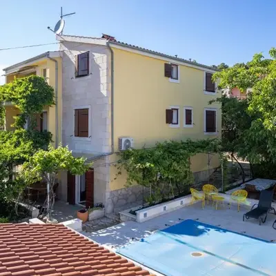 Apartments with swimming pool Stari Grad