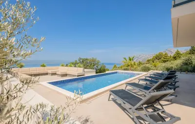 Bazen u objektu Beach Front Home In Brela With Sauna ili u blizini