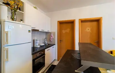 Kuhinja ili čajna kuhinja u objektu 2 Bedroom Beautiful Apartment In Supetar