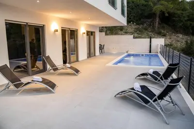 Bazen u objektu Villa With Beautiful View, Modern Furnishing & Pool ili u blizini