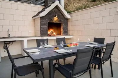 Tlocrt objekta Villa With Beautiful View, Modern Furnishing & Pool