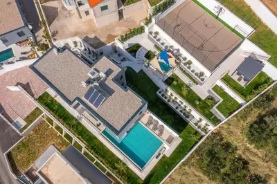 Bazen u objektu Luxury Villa Cosmopolitan with Pool ili u blizini