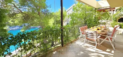 Bazen u objektu Beach Front Villa, Garden, Quiet Bay, Boat Mooring - Villa Bleu Mer ili u blizini