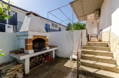 Oprema za roštilj dostupna gostima apartmana
