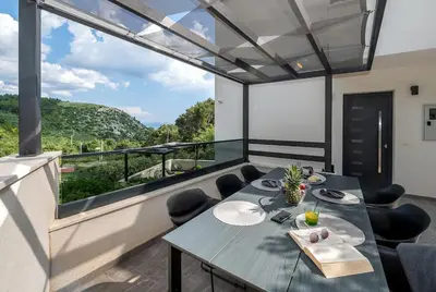 Pogled na planine ili pogled na planine iz vila