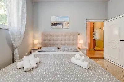 Krevet ili kreveti u jedinici u objektu Blue Dolphin Apartment - Private indoor Pool, Jacuzzi, Garden