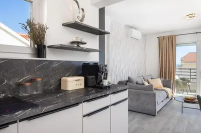 Kuhinja ili čajna kuhinja u objektu TT Apartment with sea view and private parking