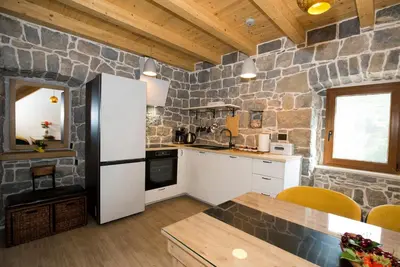 Kuhinja ili čajna kuhinja u objektu Stone house Oršulica