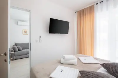 TV i/ili zabavni centar u objektu Elvin Apartment with sea view