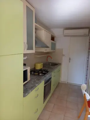 Kuhinja ili čajna kuhinja u objektu Marina Crveni Apartman