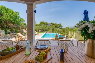 Bazen u objektu Villa Mamma Mia, a 6-bedroom property with 40sqm pool ili u blizini