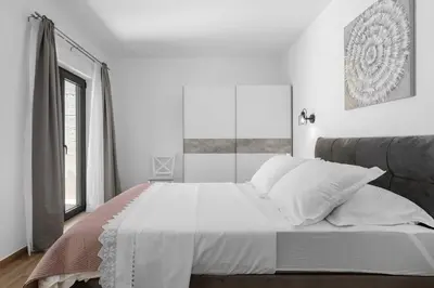 Krevet ili kreveti u jedinici u objektu Villa Verde with 4 en-suite bedrooms, private pool, 200m from sandy beach