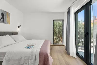 Krevet ili kreveti u jedinici u objektu Villa Verde with 4 en-suite bedrooms, private pool, 200m from sandy beach