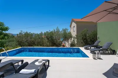 Bazen u objektu Villa Verde with 4 en-suite bedrooms, private pool, 200m from sandy beach ili u blizini