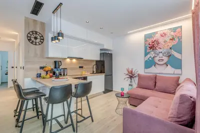 Kuhinja ili čajna kuhinja u objektu Modern two-bedroom apartment Iva Stobrec