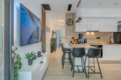 Kuhinja ili čajna kuhinja u objektu Modern two-bedroom apartment Iva Stobrec