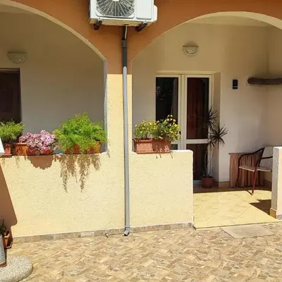 Family-friendly apartments with swimming pool Jelsa