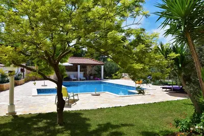 Bazen u objektu Villa Barbara Apartments ili u blizini