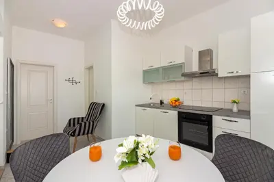 Kuhinja ili čajna kuhinja u objektu Apartment KATE only 10 meter from beach near SPLIT