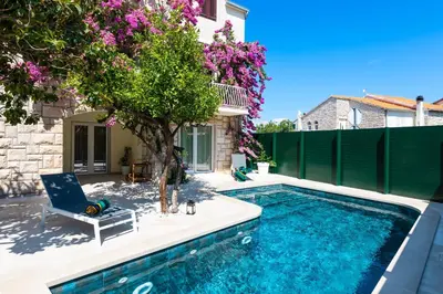 Bazen u objektu Family-friendly apartments with swimming pool Supetar, Brac - 12893 ili u blizini