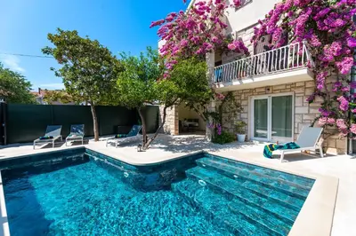 Bazen u objektu Family-friendly apartments with swimming pool Supetar, Brac - 12893 ili u blizini