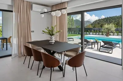 Bazen u objektu Villa Adventure with 3 en-suite bedrooms, a Media room, private pool, 7km from Omiš ili u blizini