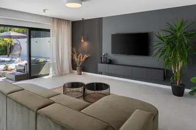 TV i/ili zabavni centar u objektu Villa Adventure with 3 en-suite bedrooms, a Media room, private pool, 7km from Omiš