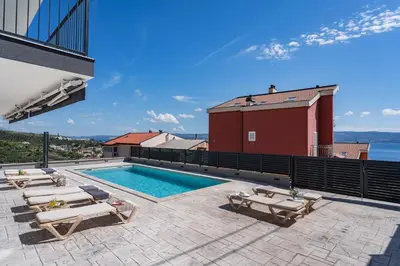 Bazen u objektu Luxurious 7-Bedroom Villa MI with Private Pool, 500m from the Beach ili u blizini