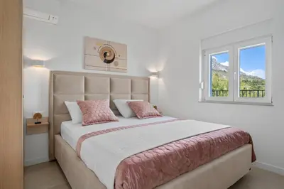 Krevet ili kreveti u jedinici u objektu Luxurious 7-Bedroom Villa MI with Private Pool, 500m from the Beach