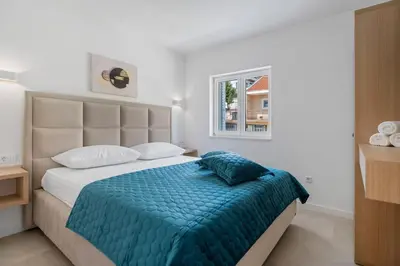 Krevet ili kreveti u jedinici u objektu Luxurious 7-Bedroom Villa MI with Private Pool, 500m from the Beach