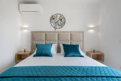 Krevet ili kreveti u jedinici u objektu Luxurious 7-Bedroom Villa MI with Private Pool, 500m from the Beach