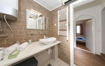 Kupaonica u objektu Beautiful Home In Bast