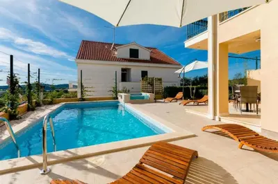 Bazen u objektu Family-friendly apartments with swimming pool Milna, Brac - 22122 ili u blizini