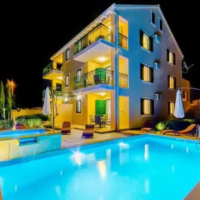 Family-friendly apartments with swimming pool Milna