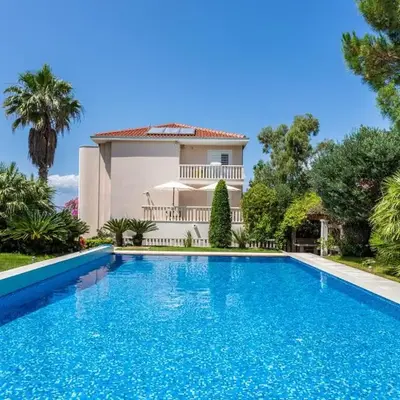 Family-friendly apartments with swimming pool Splitska