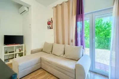 TV i/ili zabavni centar u objektu Cozy New Apartments with Private Pool Podstrana