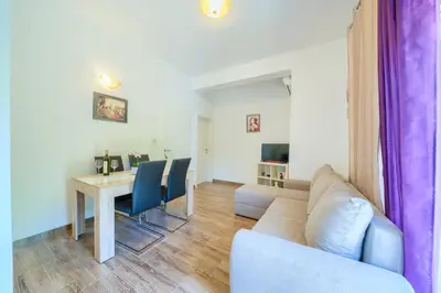 TV i/ili zabavni centar u objektu Cozy New Apartments with Private Pool Podstrana
