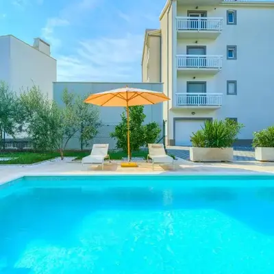 Cozy New Apartments with Private Pool Podstrana