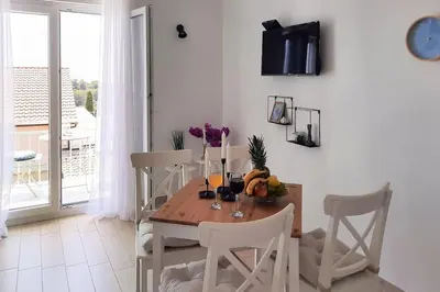 Pića u objektu Walk to the Beach from a Cool and Modern Apartment
