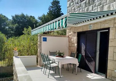 Popločani dio dvorišta ili vanjski dio objekta Beachfront apartment Suncana