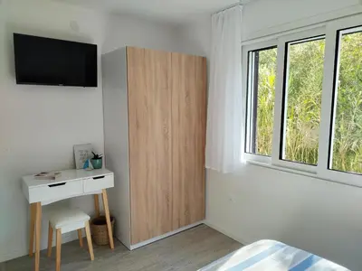 TV i/ili zabavni centar u objektu Beachfront apartment Suncana