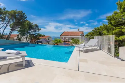 Bazen u objektu Villa Brela apartments ili u blizini