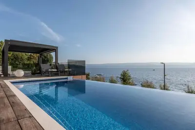 Bazen u objektu Infinity N5 Villa Brzet ili u blizini