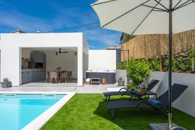 Bazen u objektu Apartment Gironi with Pool, Jacuzzi ili u blizini