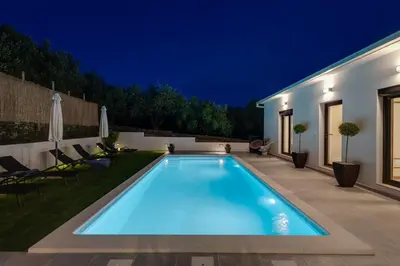 Bazen u objektu Apartment Gironi with Pool, Jacuzzi ili u blizini