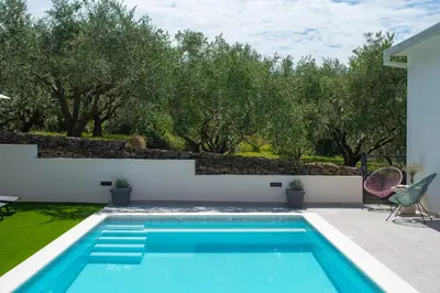 Bazen u objektu Apartment Gironi with Pool, Jacuzzi ili u blizini